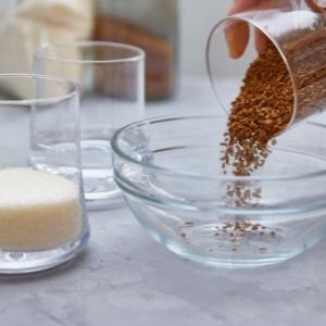 Dalgona: instant kávé, víz és cukor